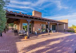Single family home exterior view
