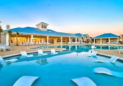 Outdoor Resort-Style Pool