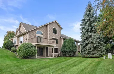 W240N2377 RANGE LINE CT B, PEWAUKEE, WI,..., Pewaukee, WI 53072