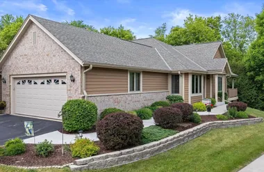 W243N2205 DEER PARK CT B, PEWAUKEE, WI, ..., Pewaukee, WI 53072