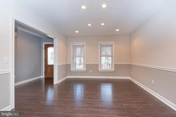 202 W MANOR DR