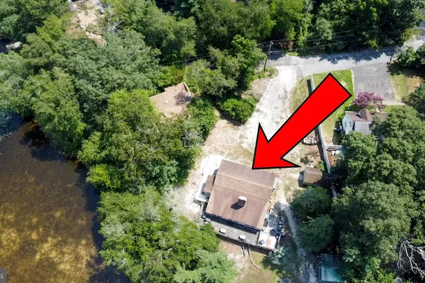 42 CEDAR LN