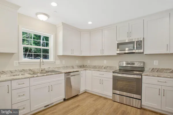 8 E POPLAR LN