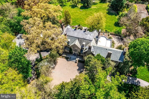 220 RAVENSCLIFF RD
