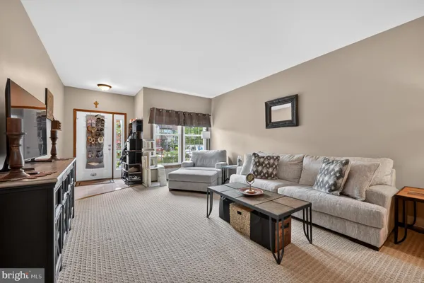 6 HILLTOP LN
