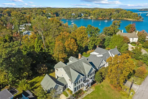 219 WARDOUR DR
