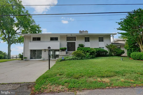 1323 MAGNOLIA AVE