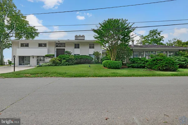 1323 MAGNOLIA AVE