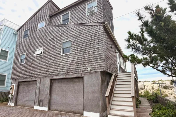 121 E SAILBOAT LN