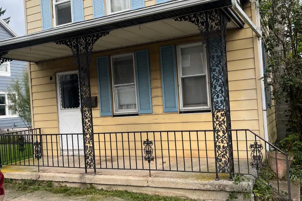 211 MAPLE AVE