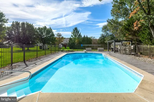 202 SHETLAND CT