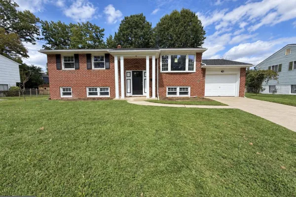 806 SUNSET DR
