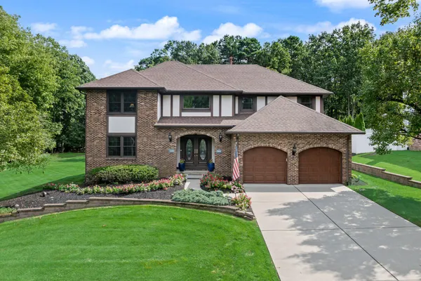 2 ACORN HILL DR