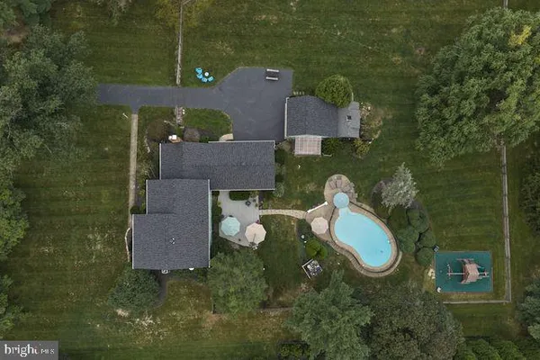 3889 ROBIN RD