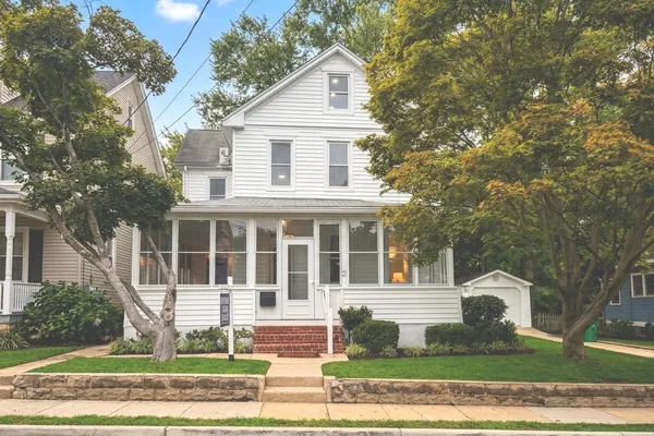 21 WOODLAWN AVE