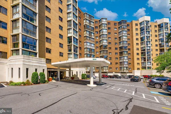 15101 INTERLACHEN DR 1-401