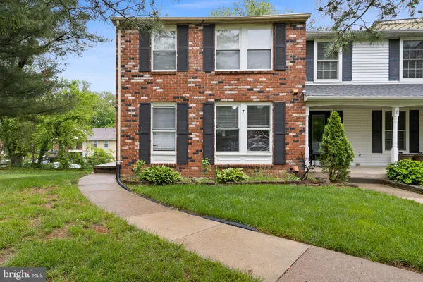 7 WOODLAND CT