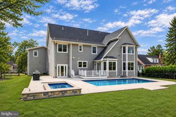 6111 ROSELAND DR