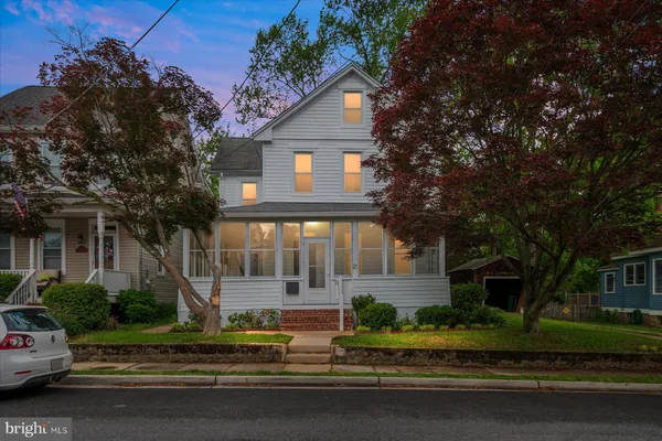 21 WOODLAWN AVE