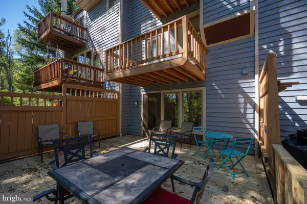 17 LAKEVIEW CT 4D