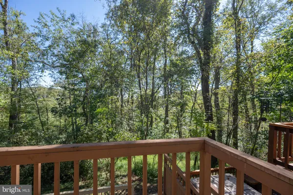 17 LAKEVIEW CT 4D