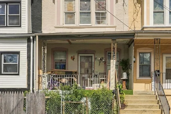 323 BYRON ST
