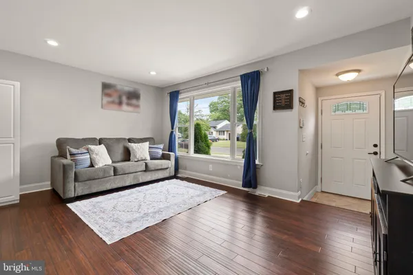 36 RICHARDS AVE