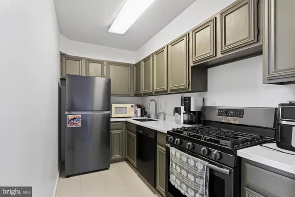 1245 4TH ST E606