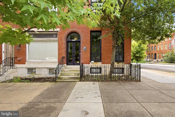 1533 W LOMBARD ST