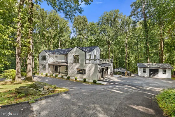 3 PEMBERLY LN