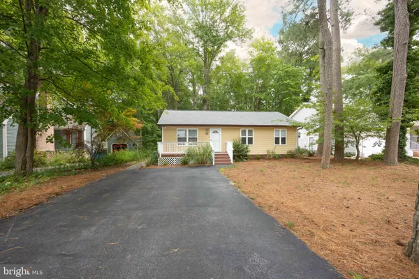 38 FAIRWAY LN