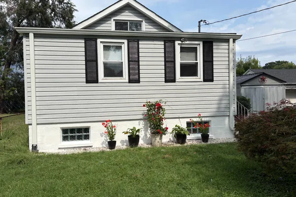906 MEADOW AVE
