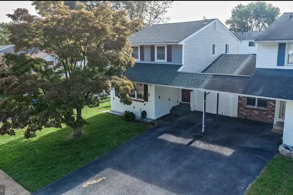 734 PLUMTREE LN