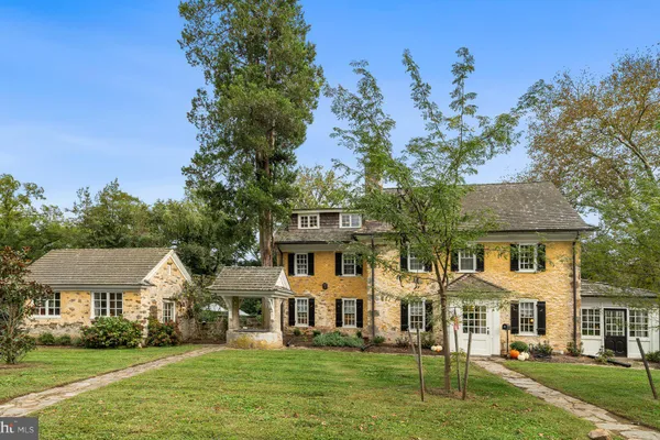 106 MULBERRY LN