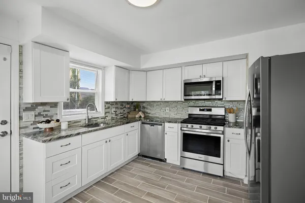 416 RIVER DR