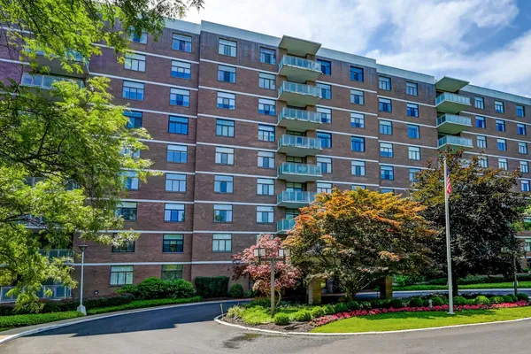 1 SLADE AVE 602