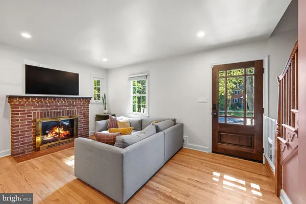 403 WILLIAMSBURG DR