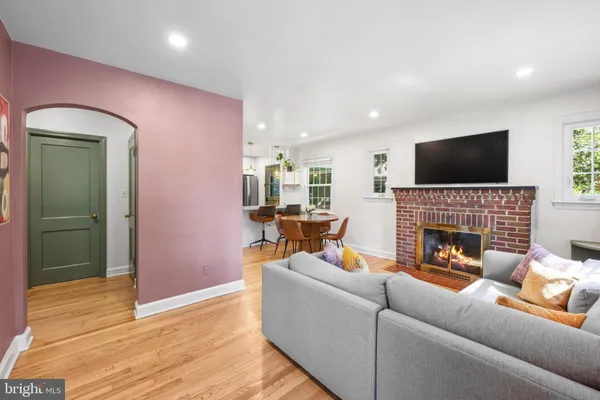 403 WILLIAMSBURG DR
