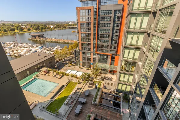 45 SUTTON SQ 906