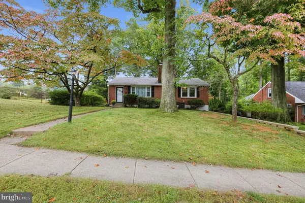 215 PARKVIEW DR