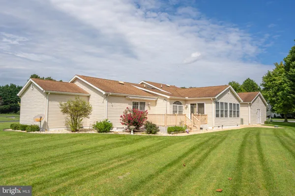 3 NICHOLE DR