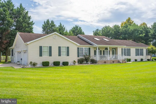 3 NICHOLE DR