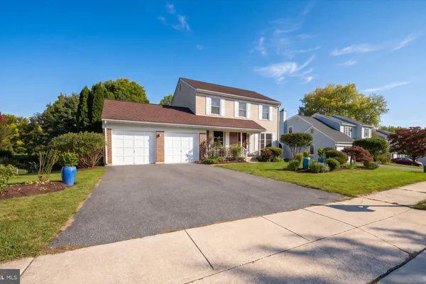 8 COUNTRY HILLS DR