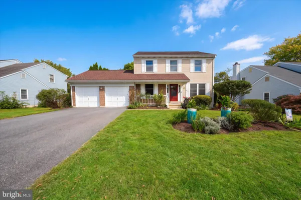 8 COUNTRY HILLS DR