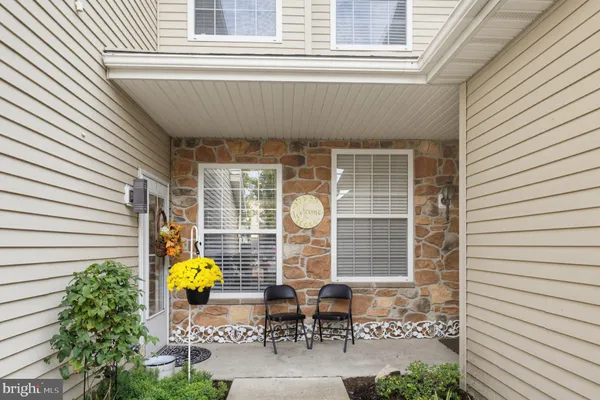 207 LAUREL CT