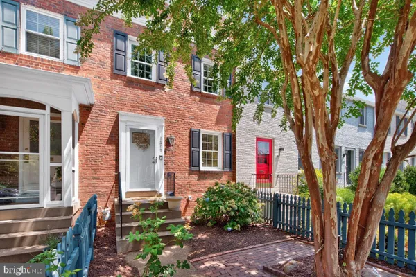 1217 COLONIAL AVE