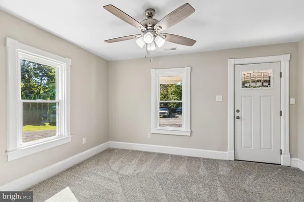 33 POPLAR LN