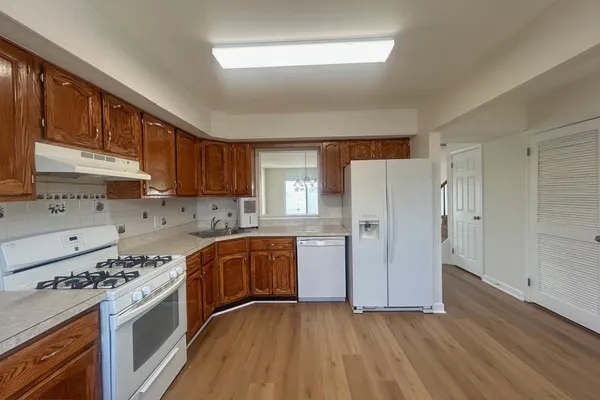34 JAMESTOWN BLVD