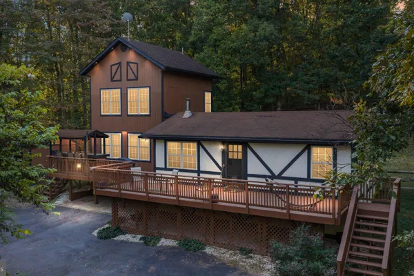 104 LAUREL LN