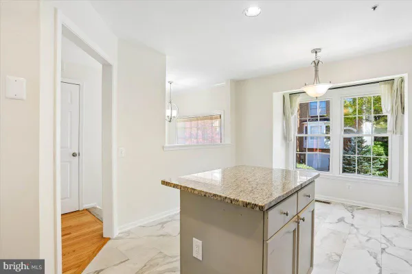 4 CARRIAGE WALK CT